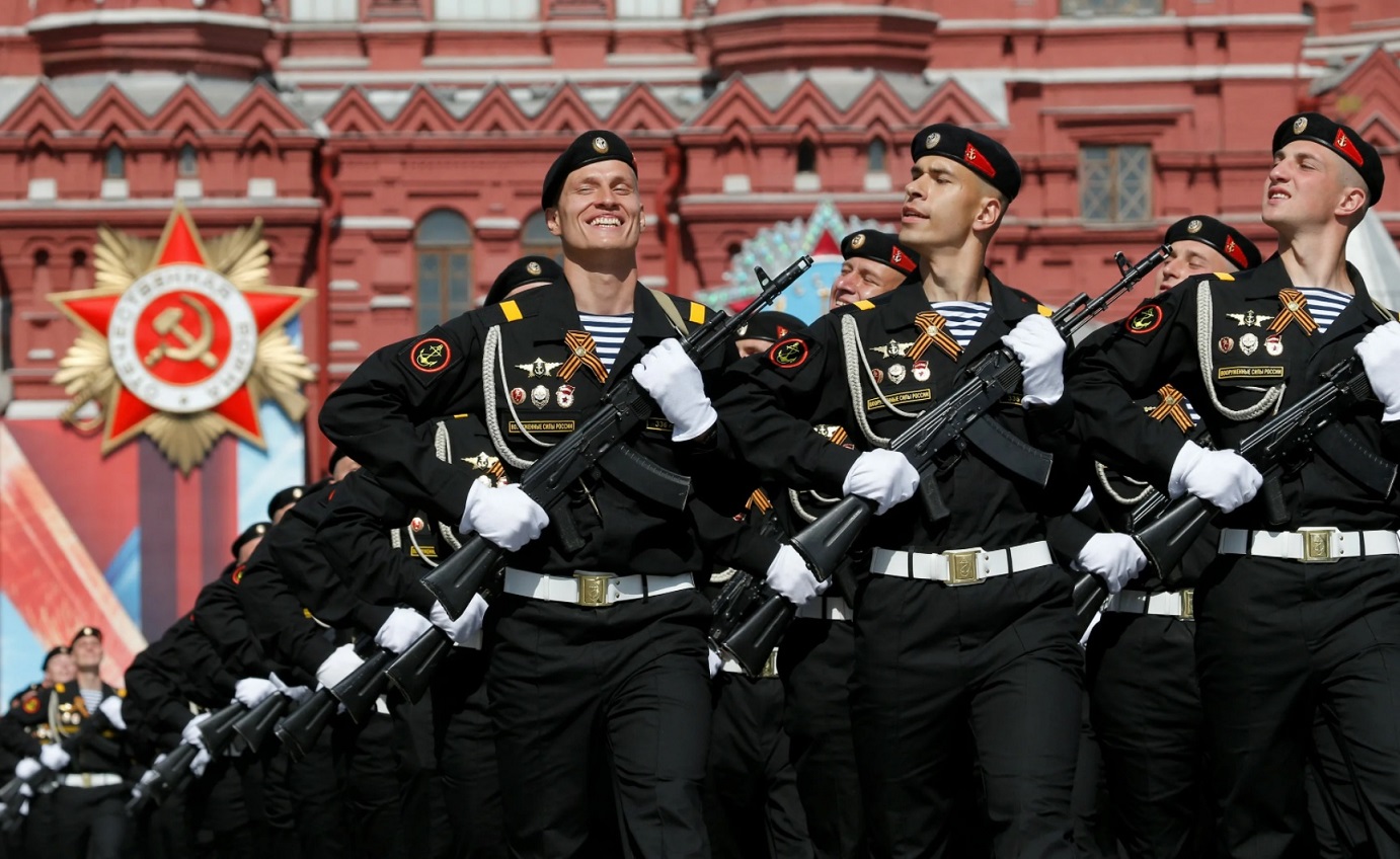 Как попасть на парад 9 мая. Солдаты на параде. Морская пехота на параде. Войска на параде Победы. Военный парад РФ.