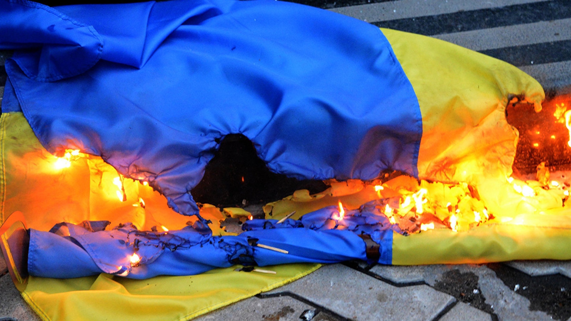 Украинский фулл. Сожжение украинского флага.